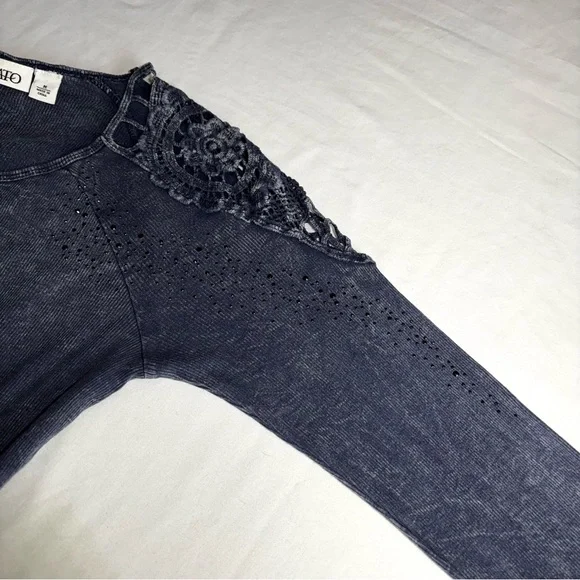 Cato Blue Stone Wash Long Sleeve Top Ribbed Crochet Detail Shoulders Rhinestones - Picture 11 of 15